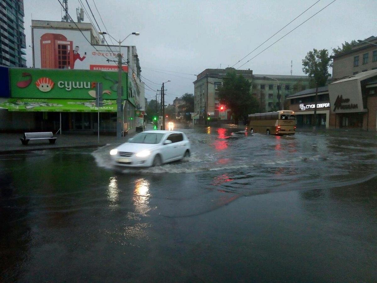 В Днепре из-за дождя затопило дороги