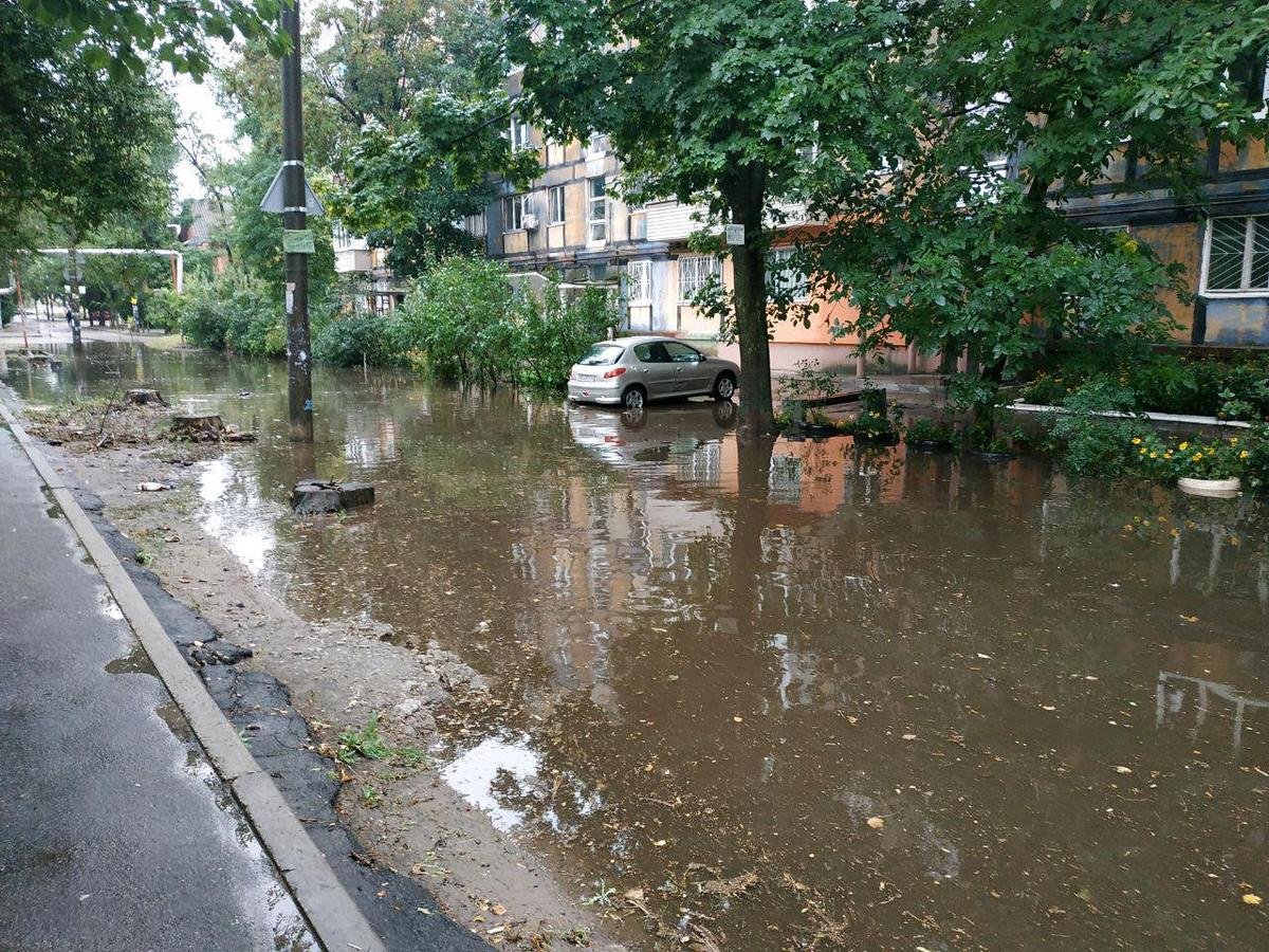 Некоторые улицы оказались затоплены водой