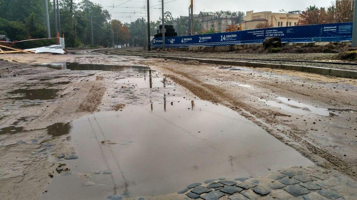 Размокший песок возле стройки метро