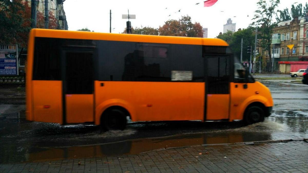 Маршрутки "плывут" по проспекту