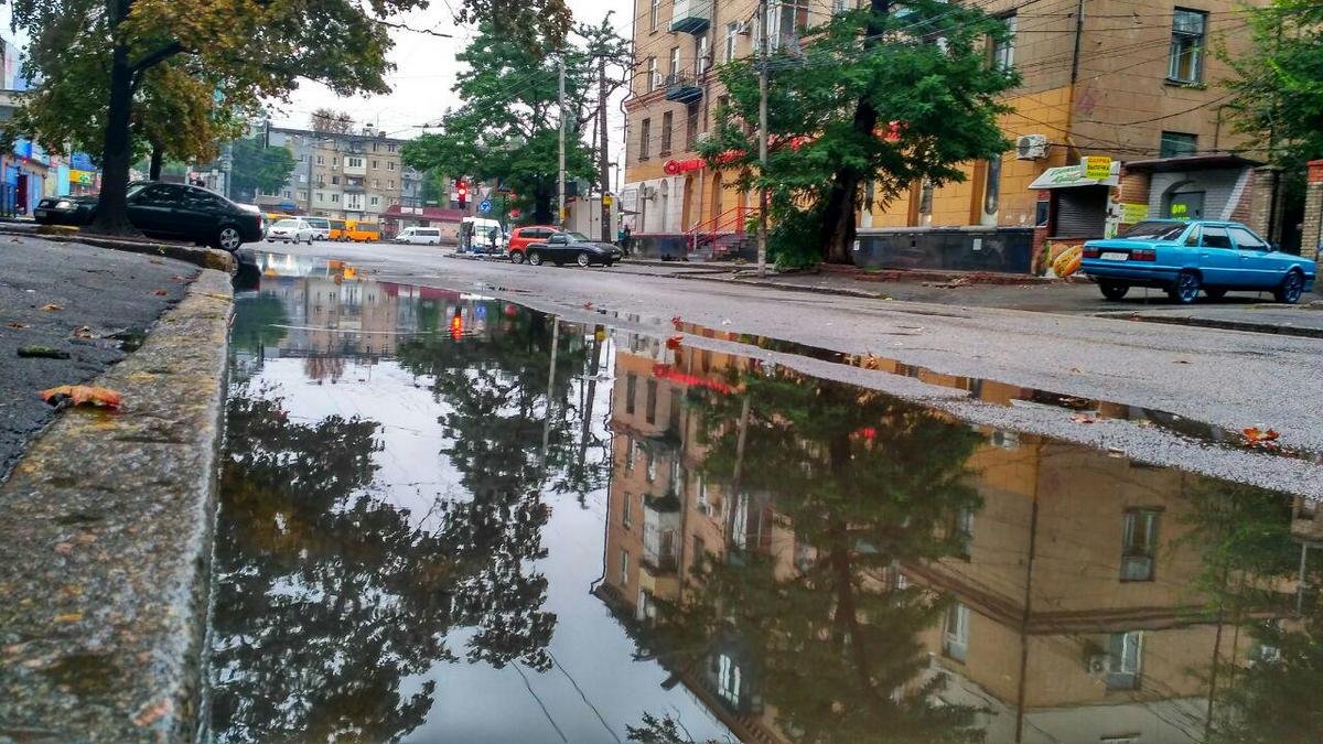 Сильный ливень в Днепре превратил дороги в реки 17