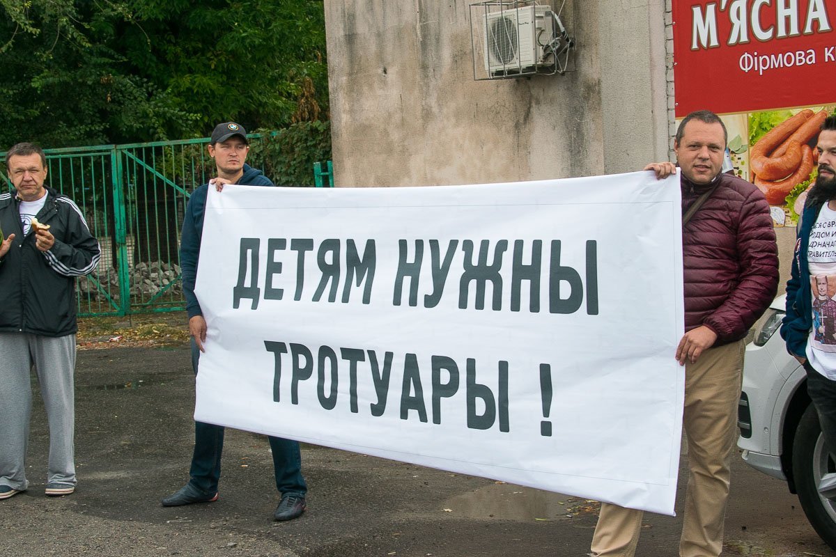 Вдоль дороги действительно нет тротуаров Вдоль дороги действительно нет тротуаров