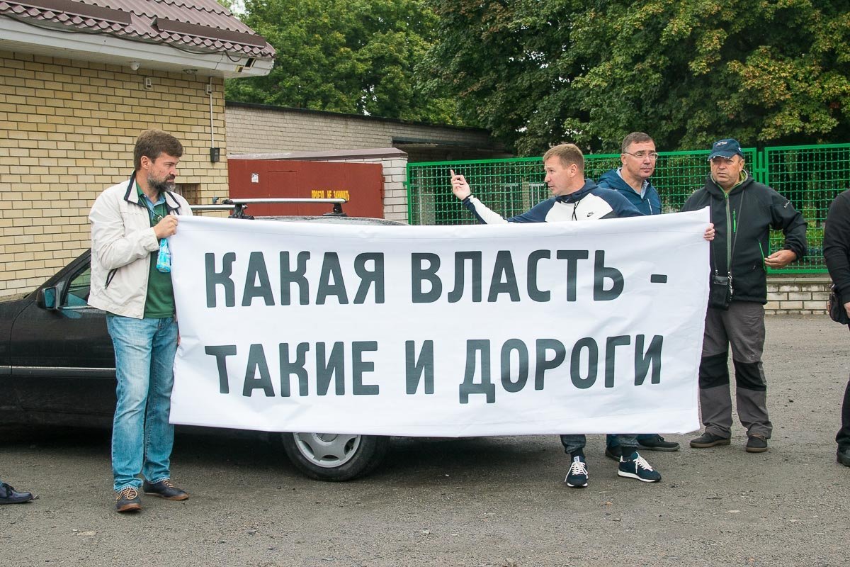 Детям приходится идти в школу по проезжей части, подвергая себя опасности Детям приходится идти в школу по проезжей части, подвергая себя опасности