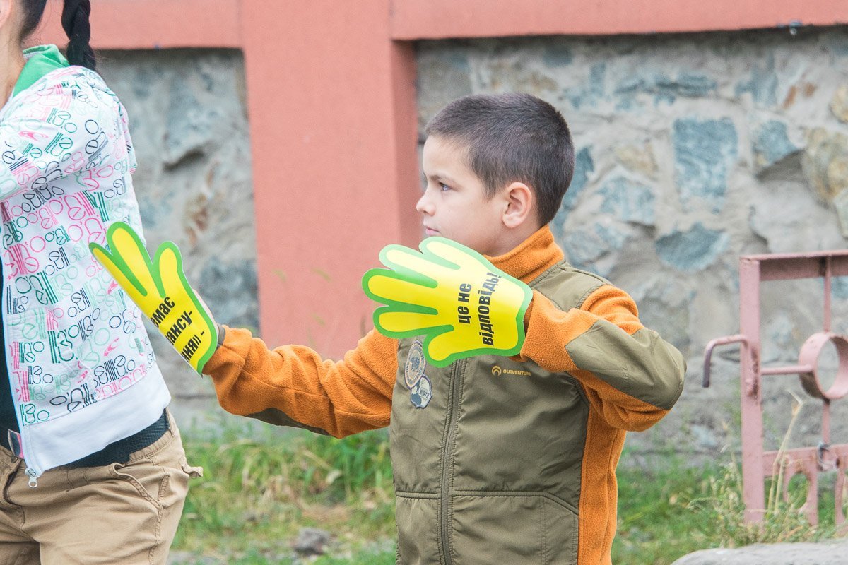 Дети не в восторге от того, что приходится ходить по проезжей части Дети не в восторге от того, что приходится ходить по проезжей части