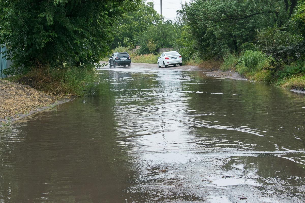 Начался сезон дождей и множество ям невозможно объехать, поскольку их не видно под лужами Начался сезон дождей и множество ям невозможно объехать, поскольку их не видно под лужами