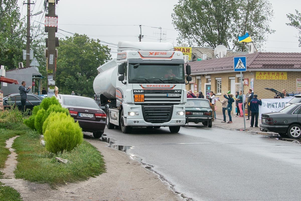 Узенькая тропинка между кустов = тротуар на улице Воспоминаний Узенькая тропинка между кустов = тротуар на улице Воспоминаний