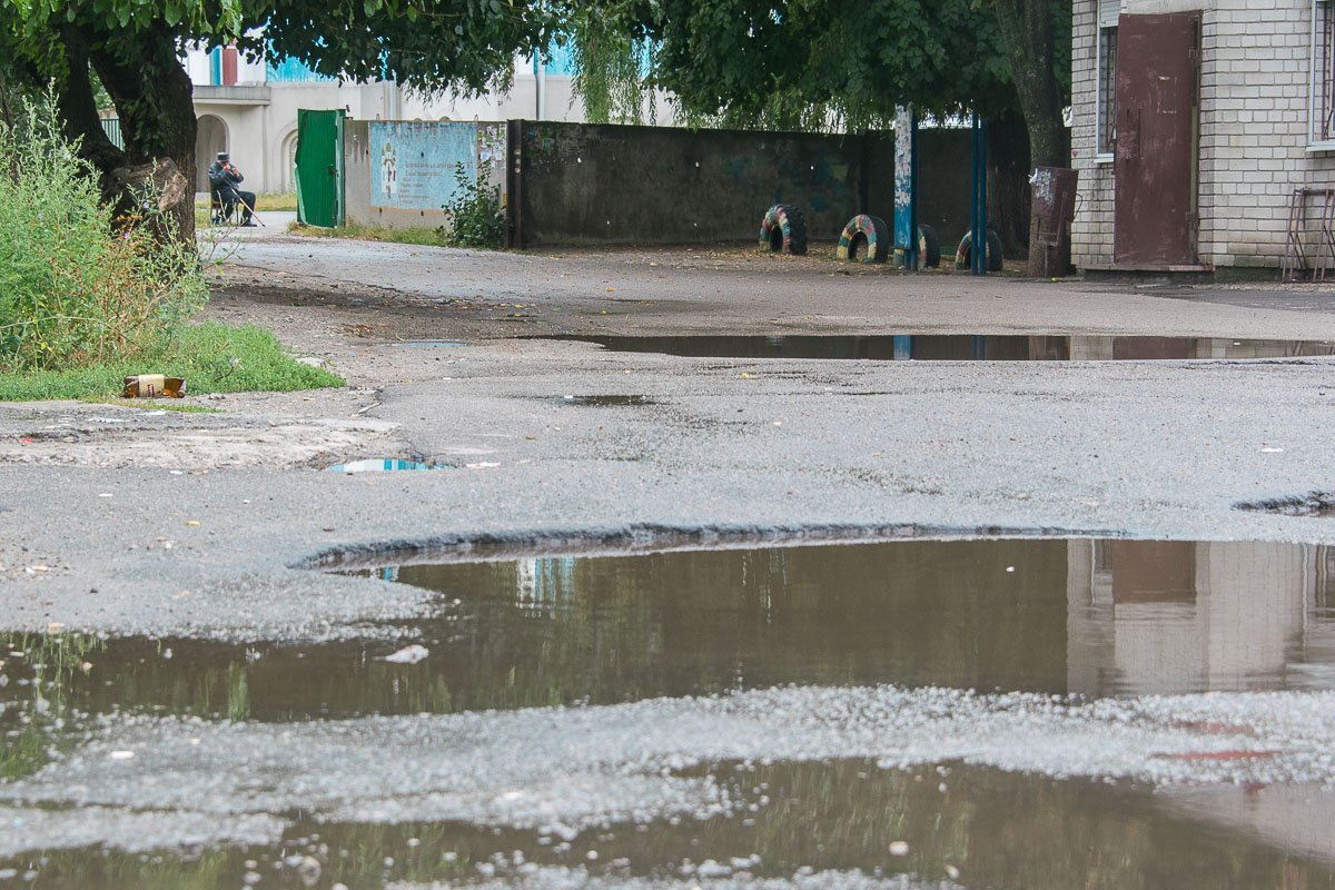 Лужи надежно скрывают ямы от взора водителей Лужи надежно скрывают ямы от взора водителей