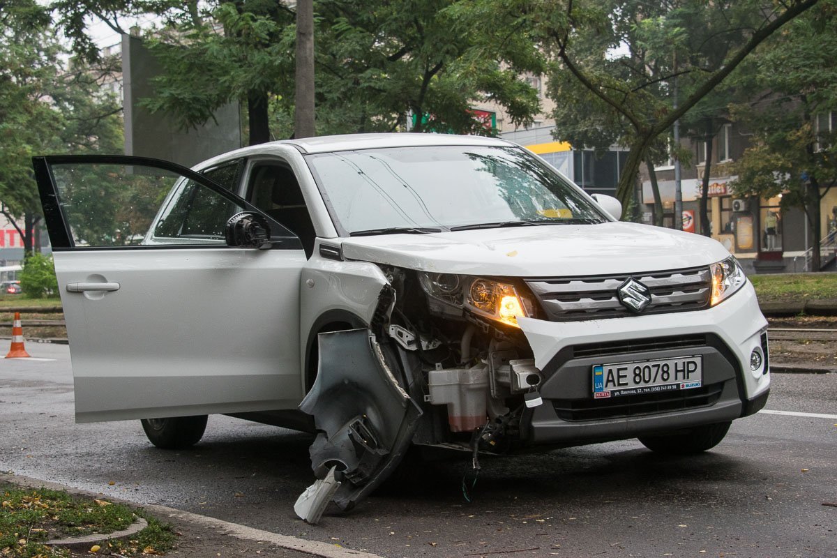 Часть проводов упала на проезжающий мимо автомобиль Suzuki