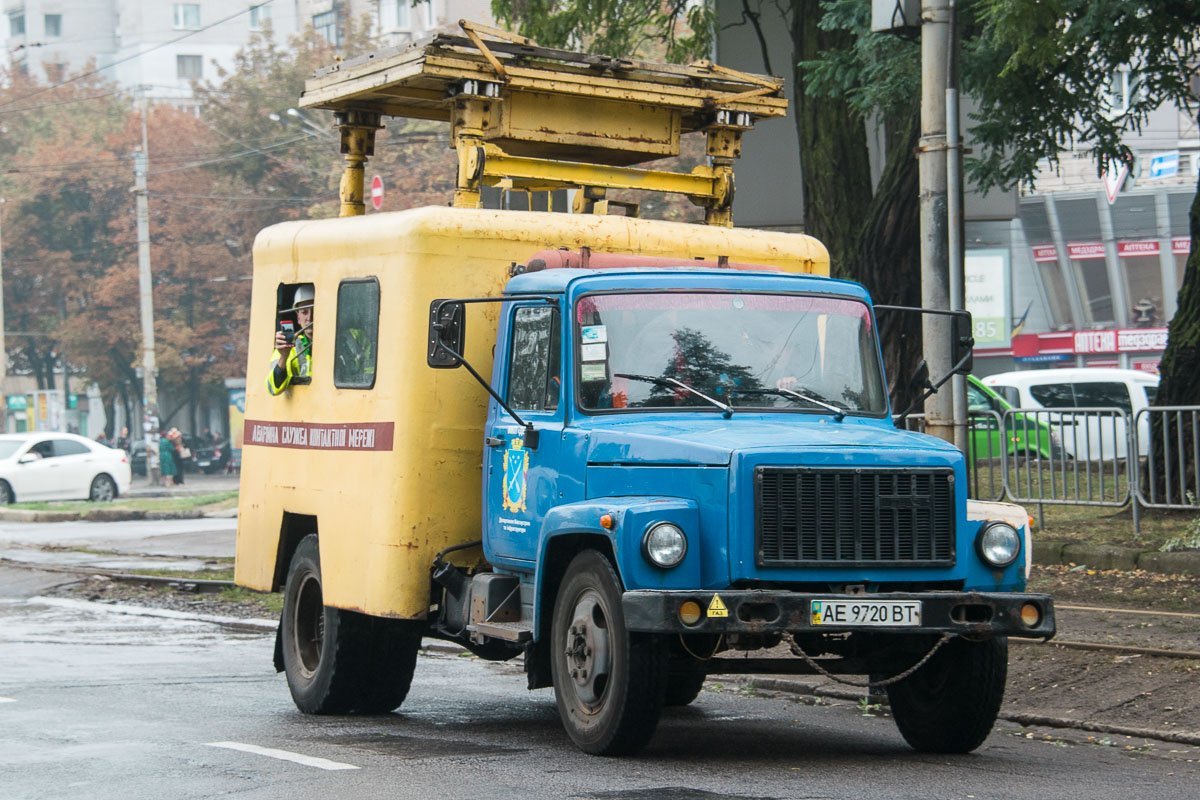 Коммунальщики приступят к восстановлению контактной сети, когда спасатели уберут дерево с дороги