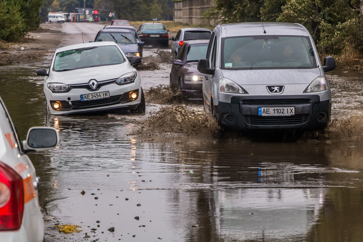 Белый Renault застрял в яме надолго