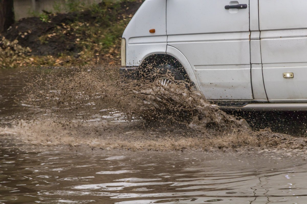По всему городу сейчас лужи, многие из которых таят в себе опасность в виде ям