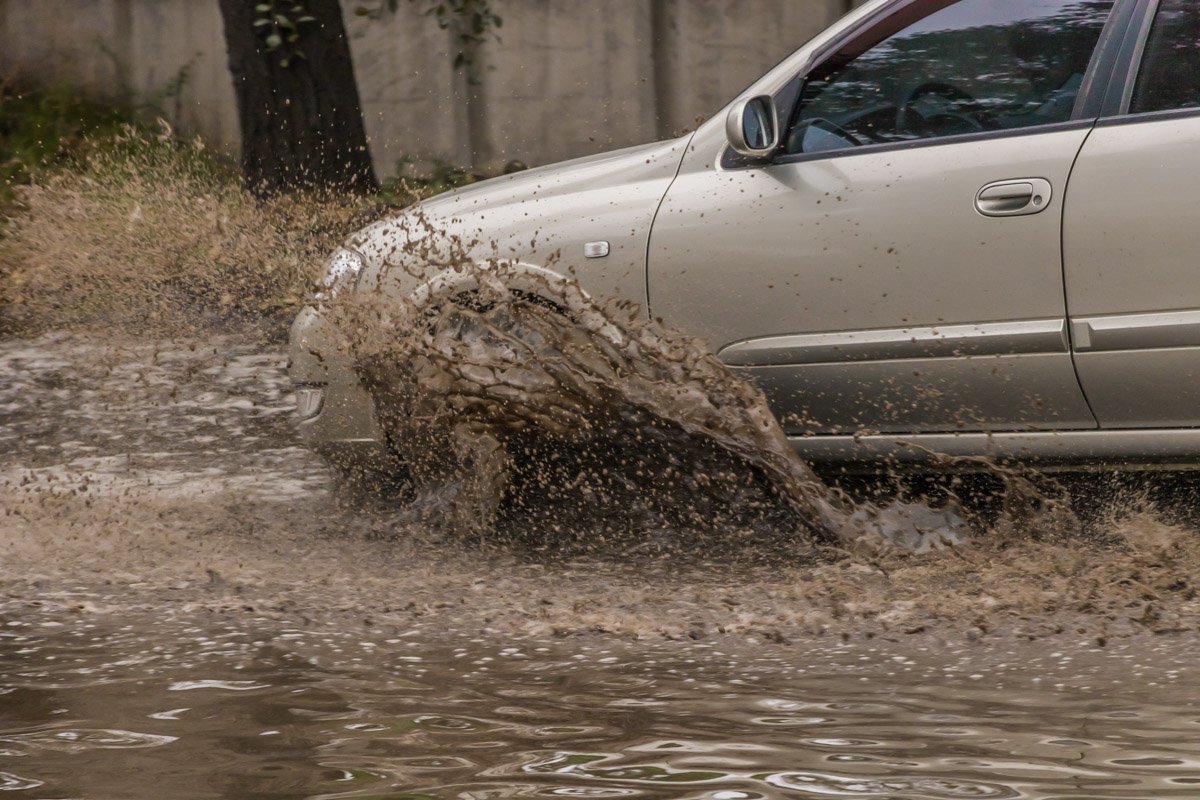 По таким глубоким лужам стоит проезжать аккуратнее
