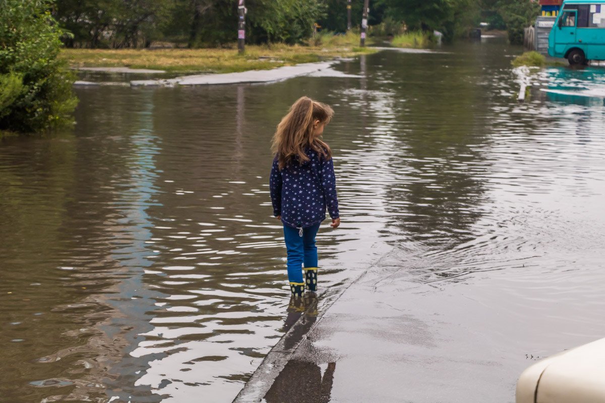 Детям нужно быть осторожными, так как лужи могут таить в себе люки