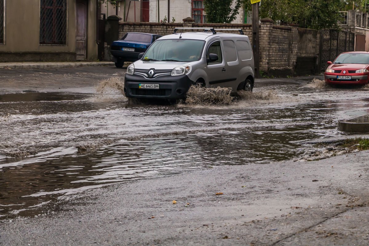 Дождь немного притих, но в затопленных местах районах стоит проезжать особенно осторожно