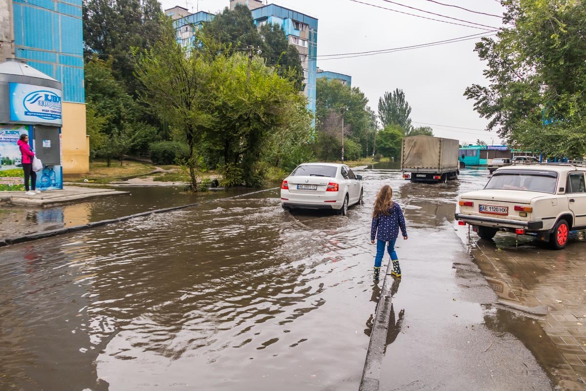 Дети, как и взрослые, любят гулять по лужам