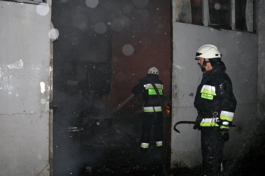 Огонь вспыхнул внутри автомобильного бокса Огонь вспыхнул внутри автомобильного бокса