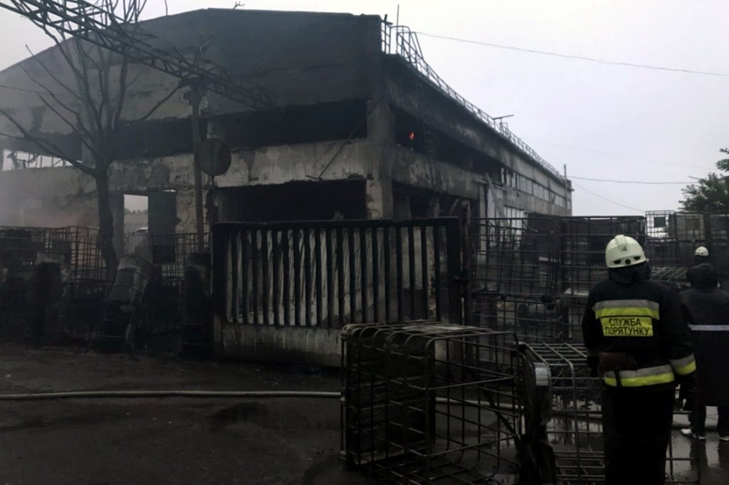 Огонь уничтожил три грузовых автомобиля DAF Огонь уничтожил три грузовых автомобиля DAF