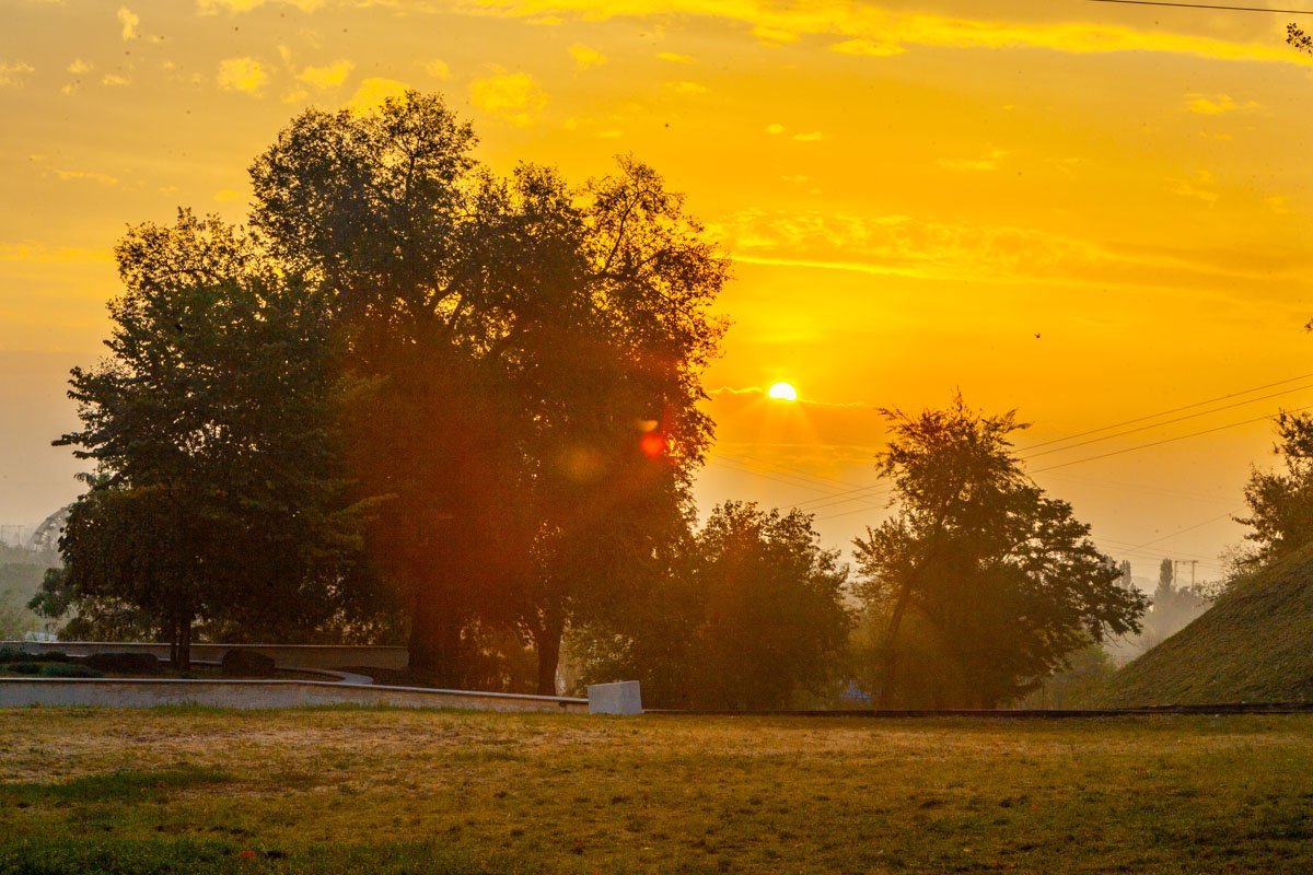 Солнце ненадолго выглянуло из-за облаков Солнце ненадолго выглянуло из-за облаков