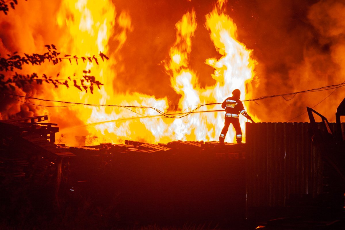 10 сентября на улице Шинной начался пожар на складе автобазы №5
