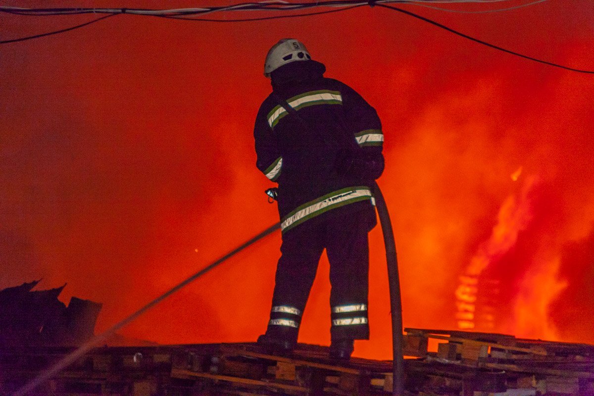 Спасателям потребовалось около часа, чтобы полностью потушить пламя