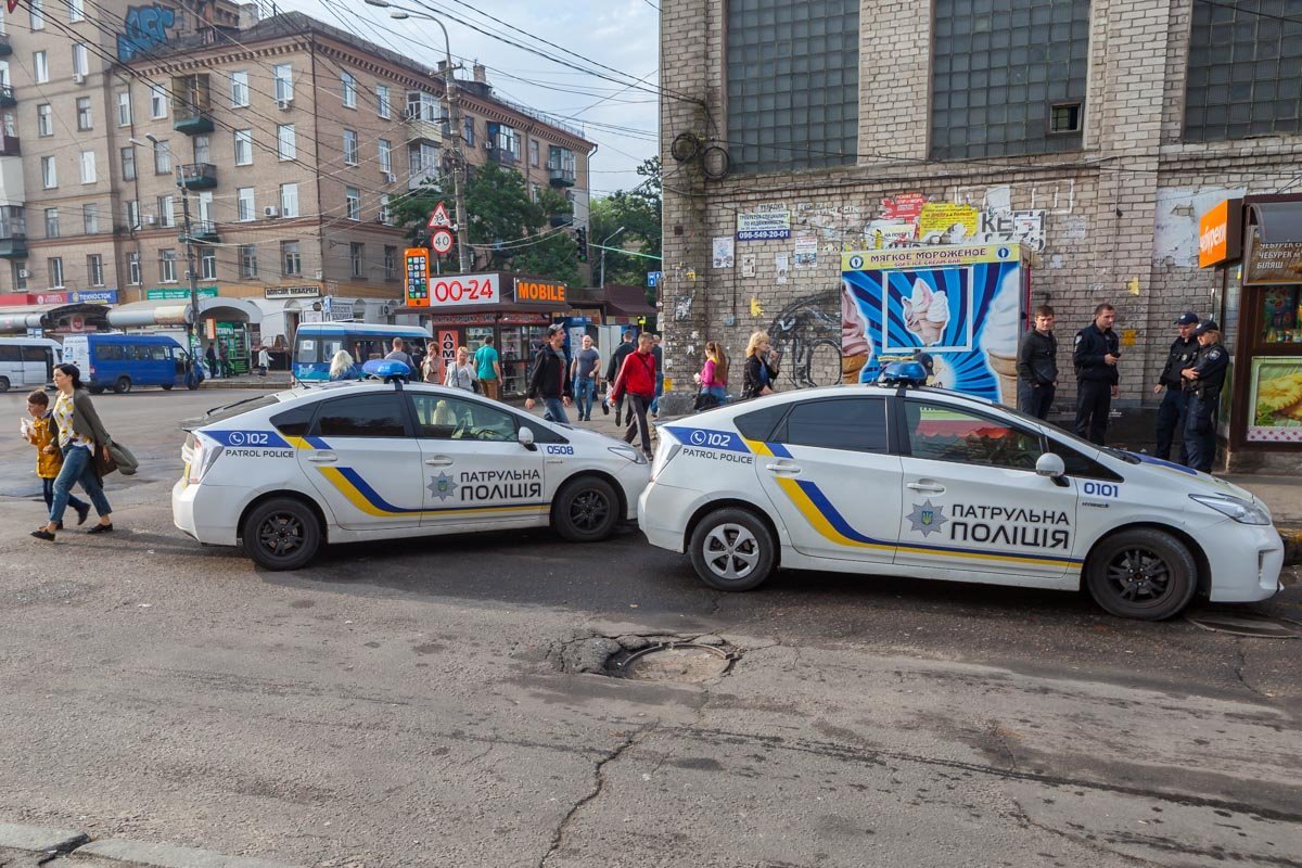 Мужчина ударил по лицу одного из полицейских Мужчина ударил по лицу одного из полицейских