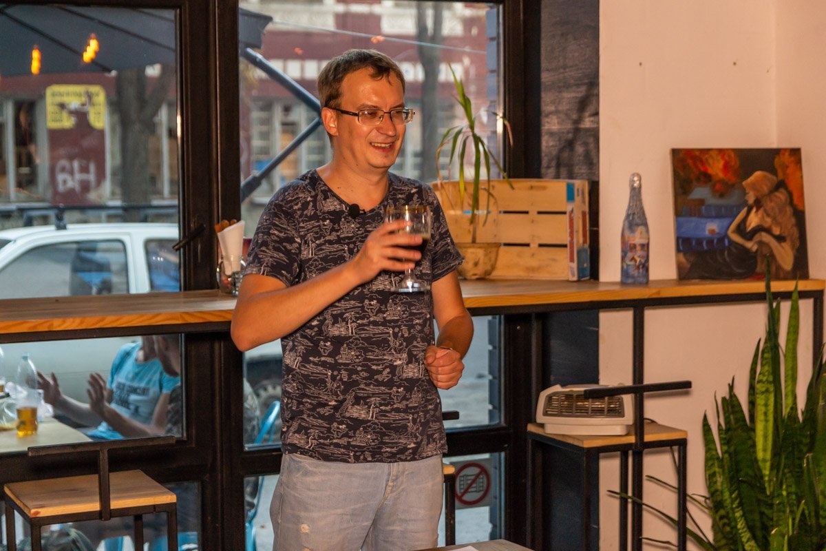 С шедеврами крафтового пивоварения нас знакомил Александр Сушко С шедеврами крафтового пивоварения нас знакомил Александр Сушко