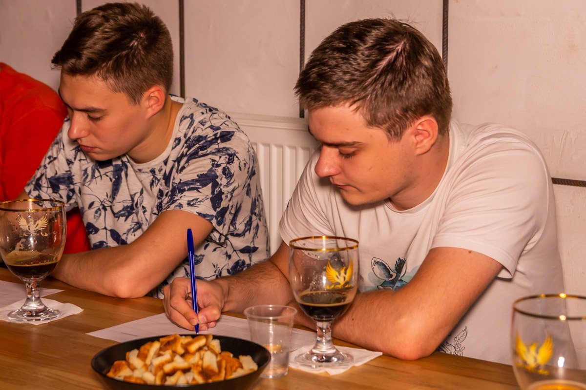 На столах лежали "дегустационные листы", где каждый смог записать сорт пива и характерный ему вкус На столах лежали "дегустационные листы", где каждый смог записать сорт пива и характерный ему вкус