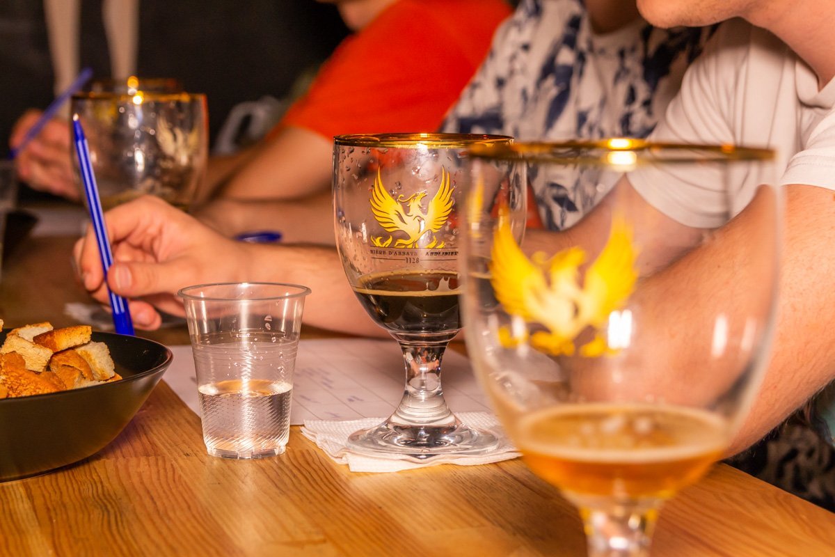 Наливали "по чуть-чуть", чтобы полностью прочувствовать аромат всех шести сортов пива Наливали "по чуть-чуть", чтобы полностью прочувствовать аромат всех шести сортов пива