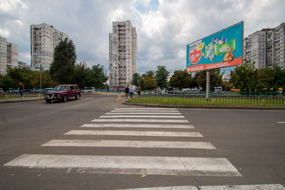 Куда проще расширить тротуарную часть, чем перерисовать пешеходный переход. Конечно Куда проще расширить тротуарную часть, чем перерисовать пешеходный переход. Конечно