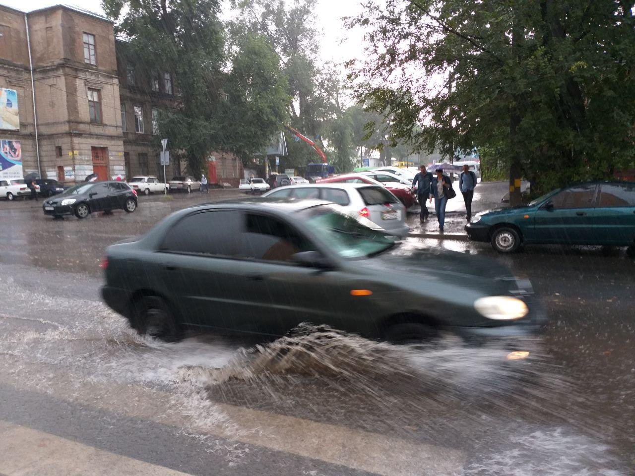 Машины рассекают по дождевым рекам