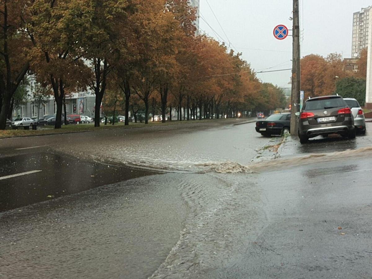 Улицы и дороги затопило