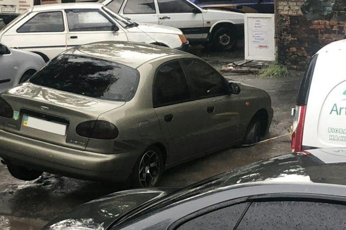 Переднее правое колесо автомобиля "ушло" под асфальт