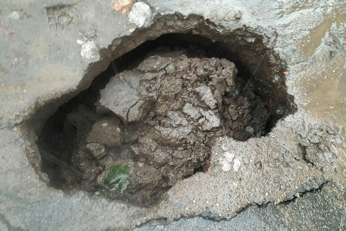 Вероятно, дыру в асфальте размыла дождевая вода