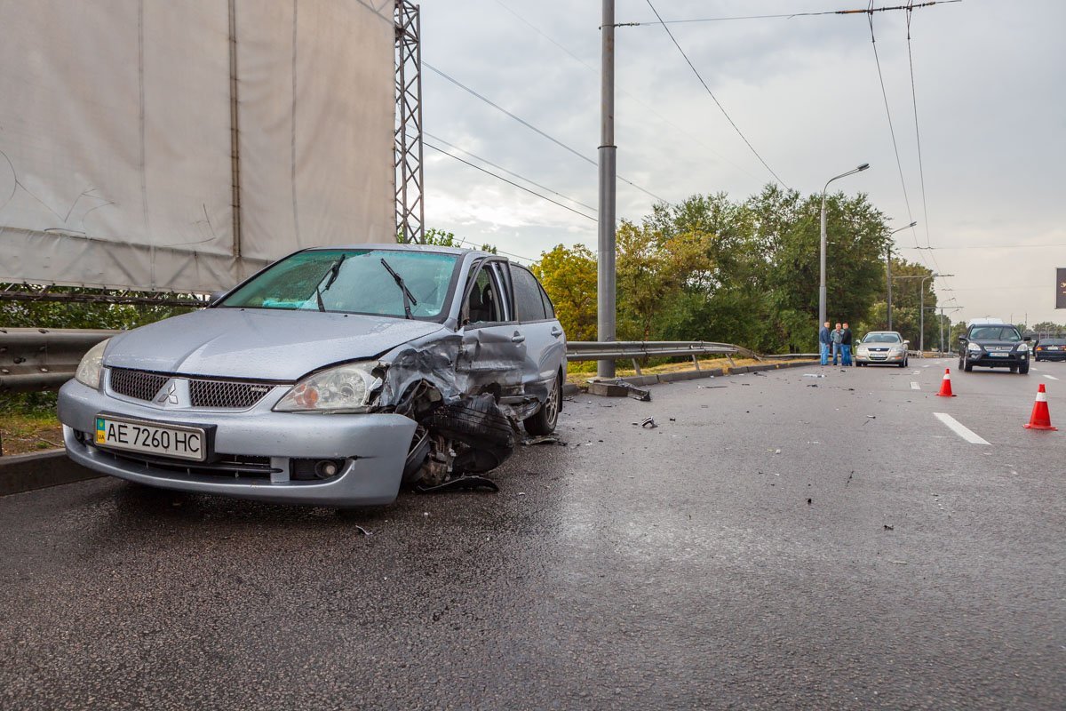 На Набережной Заводской произошла авария с участием автомобилей Mitsubishi и BMW