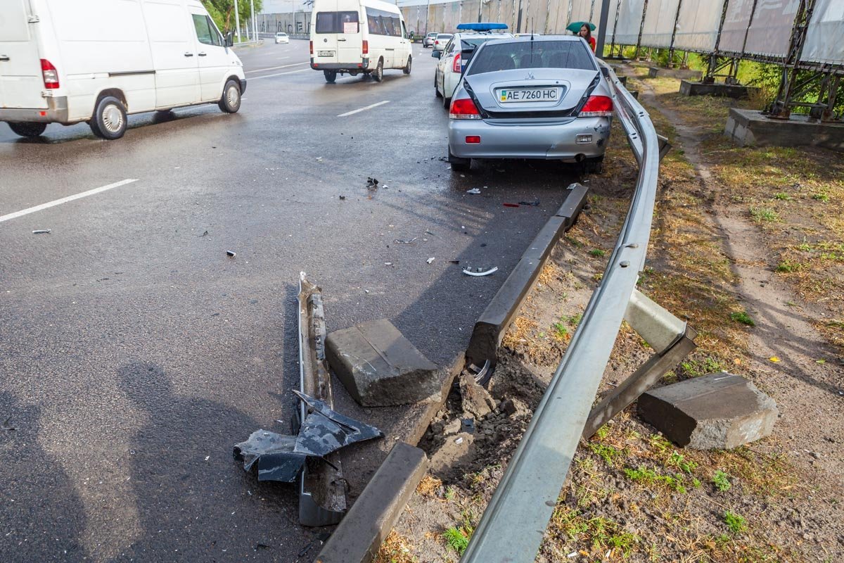 От столкновения Mitsubishi влетела в отбойник и снесла его