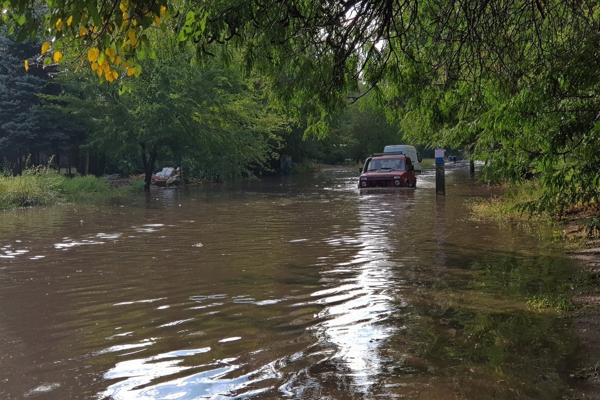 Уровень воды на улице Байкальской выше колес Уровень воды на улице Байкальской выше колес