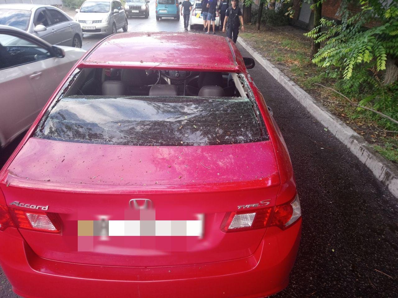 У Honda повреждена задняя часть и выбито стекло