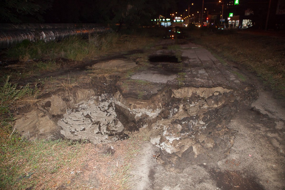 На Калиновой провалился тротуар