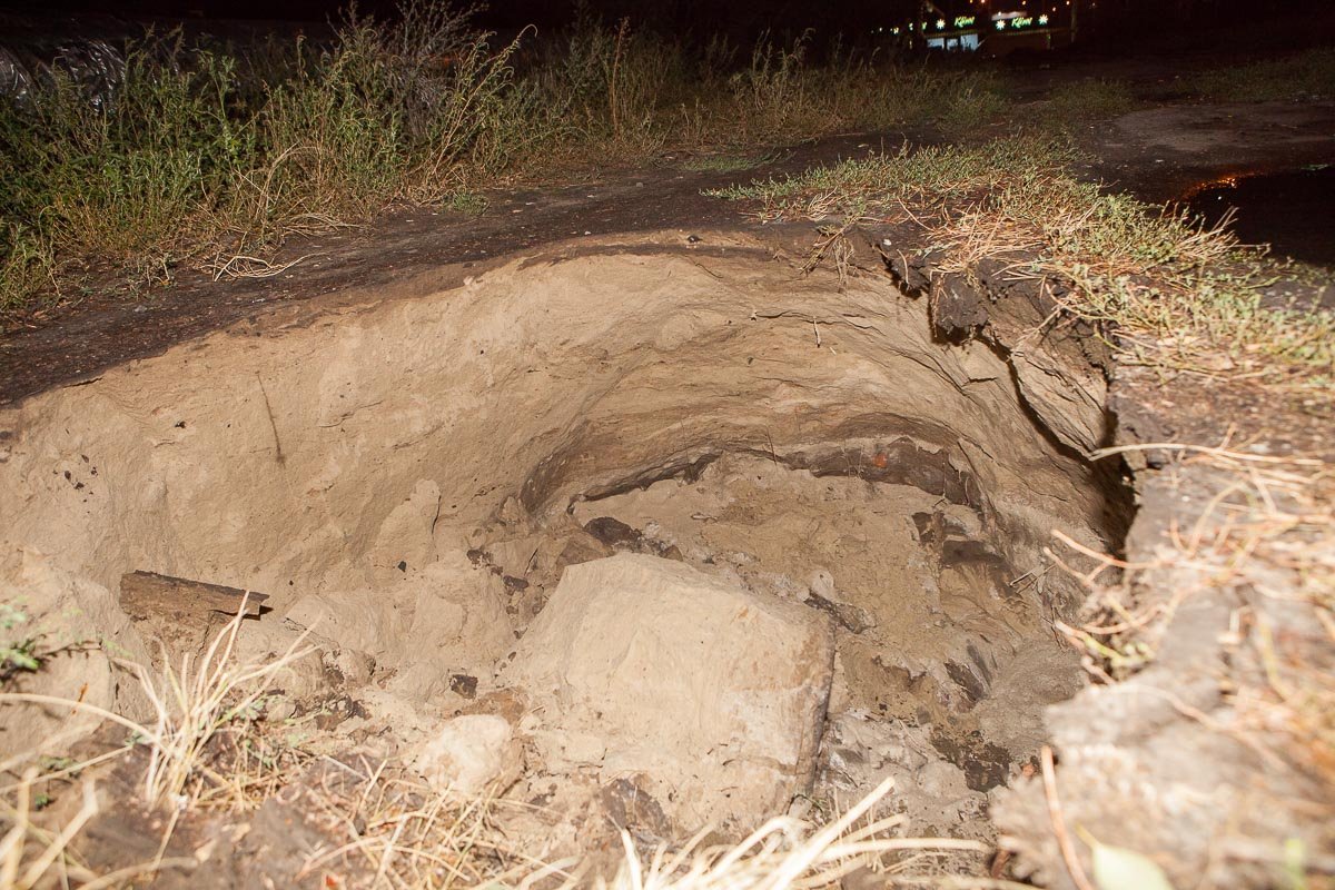 Яма не ограждена 