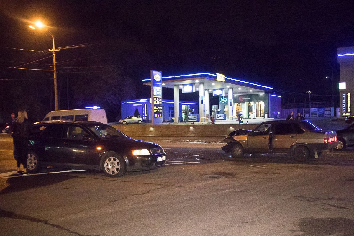 Оба автомобиля сильно повреждены