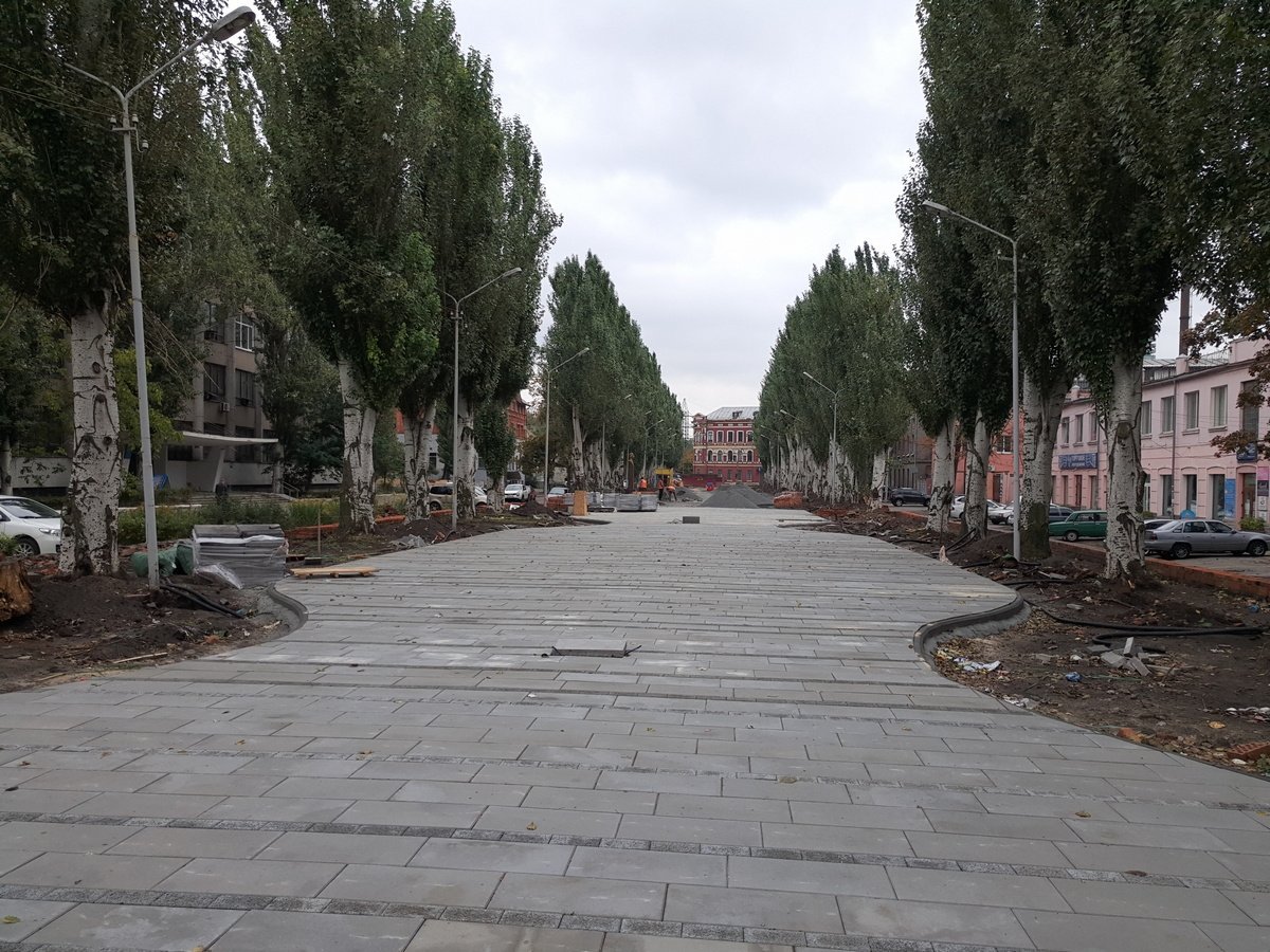 В начале аллеи уже положили плитку