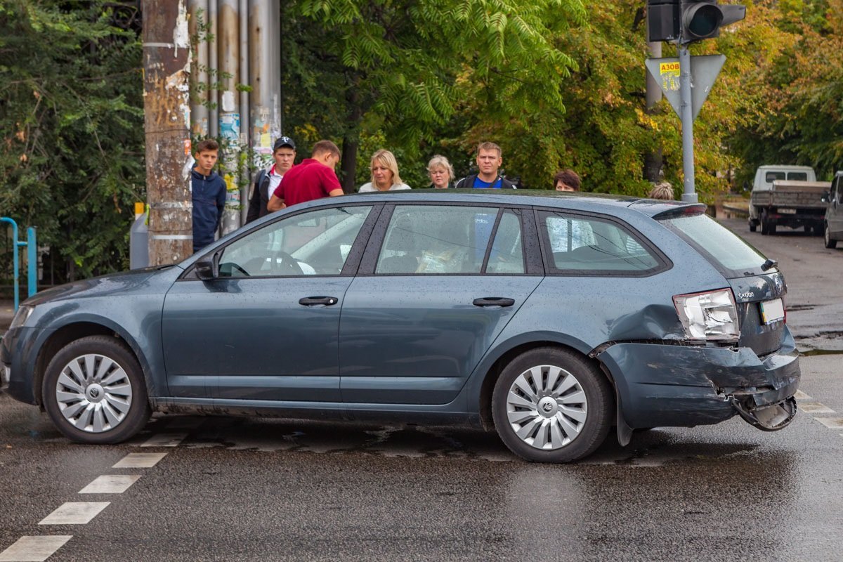 Предварительно, Volkswagen пролетел на красный и задел Skoda Предварительно, Volkswagen пролетел на красный и задел Skoda