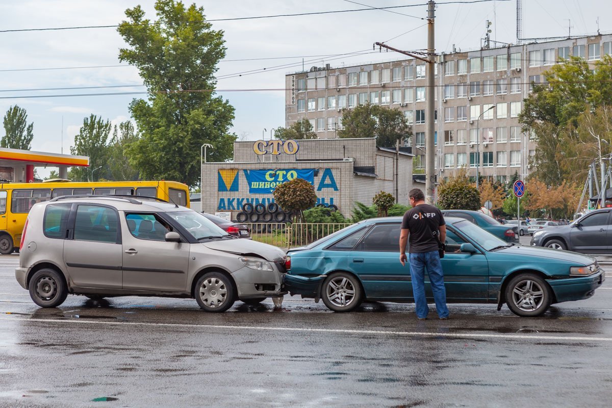 В нескольких метрах от первой аварии столкнулись еще три автомобиля В нескольких метрах от первой аварии столкнулись еще три автомобиля