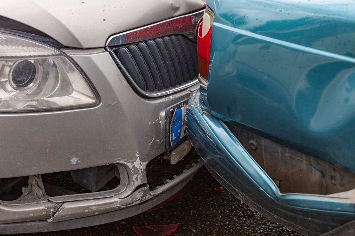 Первый остановился, второй не среагировал, третий не затормозил Первый остановился, второй не среагировал, третий не затормозил