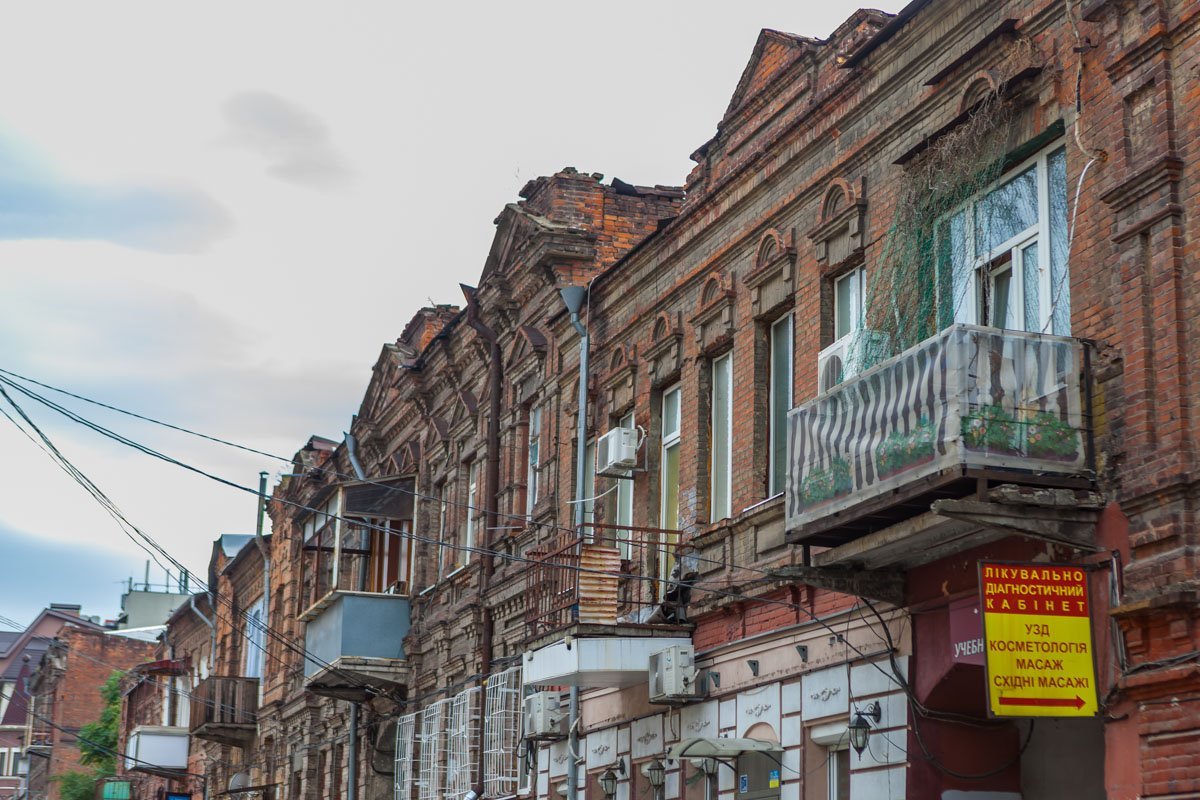 Коммунальщики демонтировали все застекленные балконы Коммунальщики демонтировали все застекленные балконы