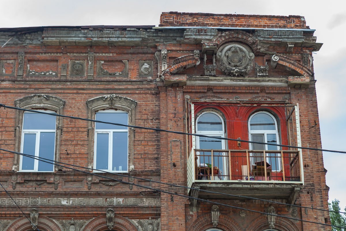 На фасаде дома можно рассмотреть интересную лепку  На фасаде дома можно рассмотреть интересную лепку