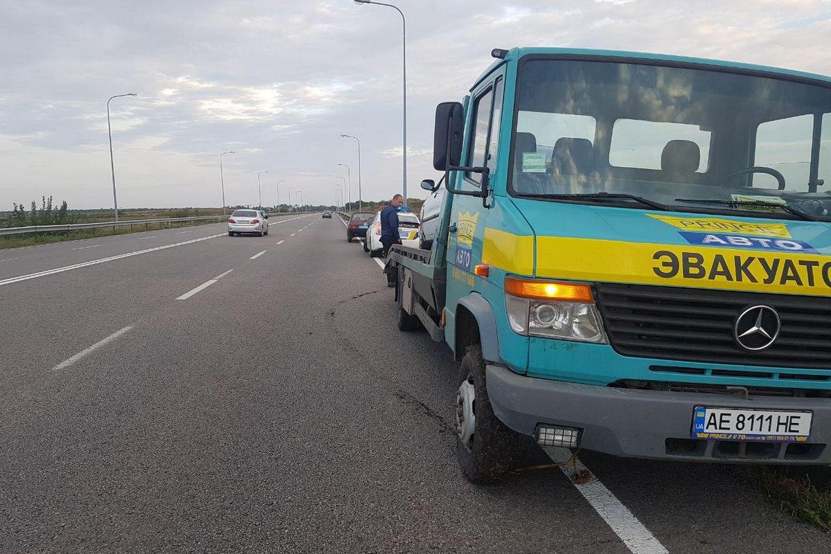 С места аварии автомобиль забрал эвакуатор