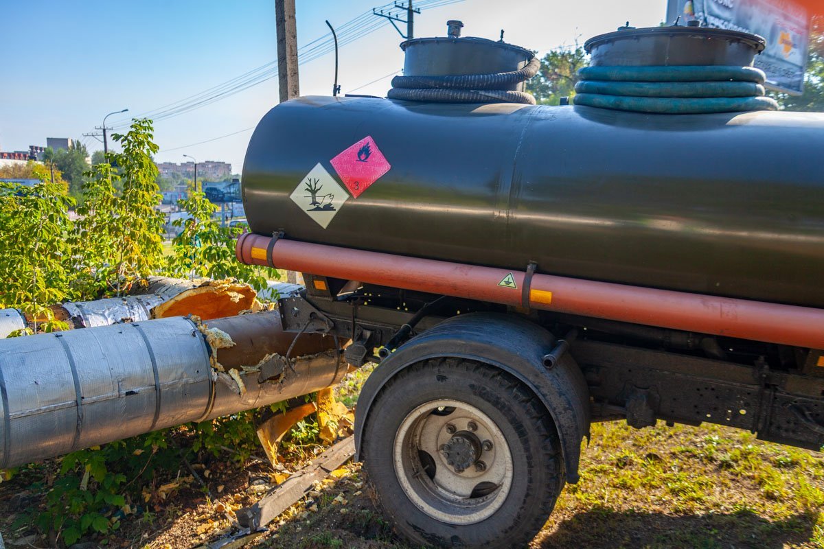 Бензовоз остановился ударившись об трубу теплотрассы