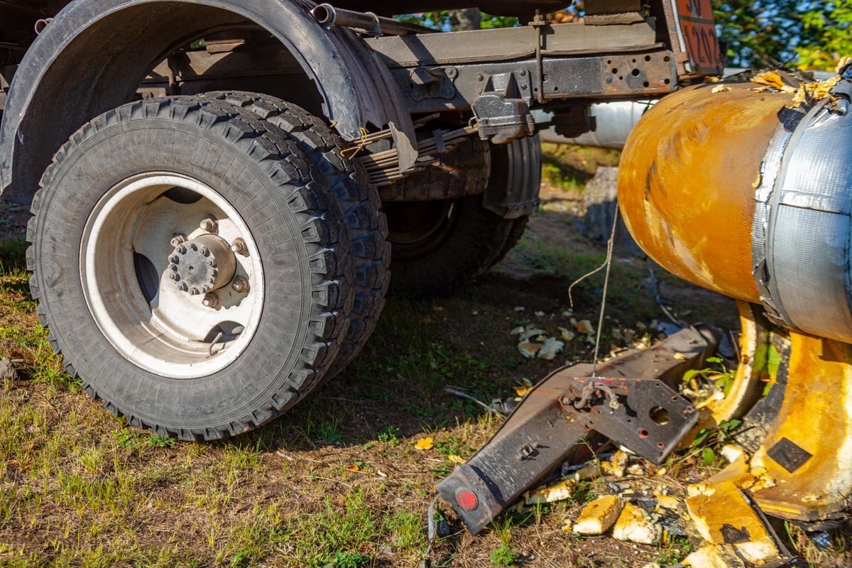 Скатываясь, бензовоз заехал на бордюр