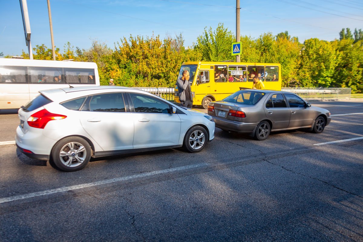 Засмотревшись на аварию, водитель не просчитал дистанцию и "догнал" автомобиль Nissan